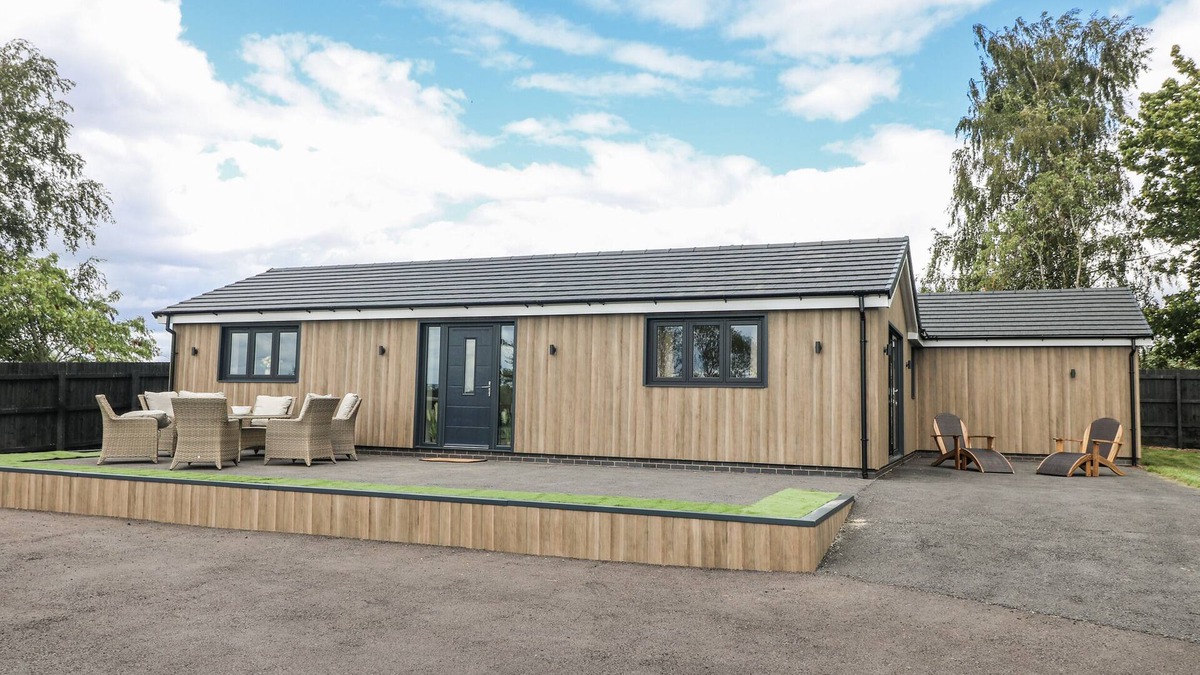 Harlaston Cottage | FIELDS VIEW, family friendly, character holiday cottage in Alrewas