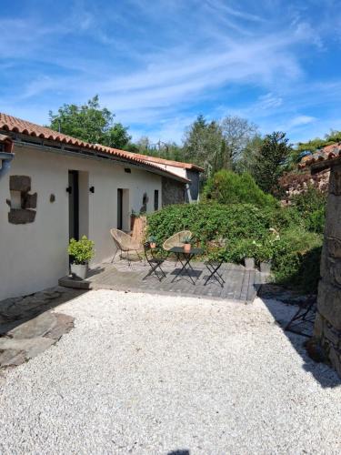 Busserolles Apartment | Fig Tree Cottage 1 x Super King or 2 x Single Beds