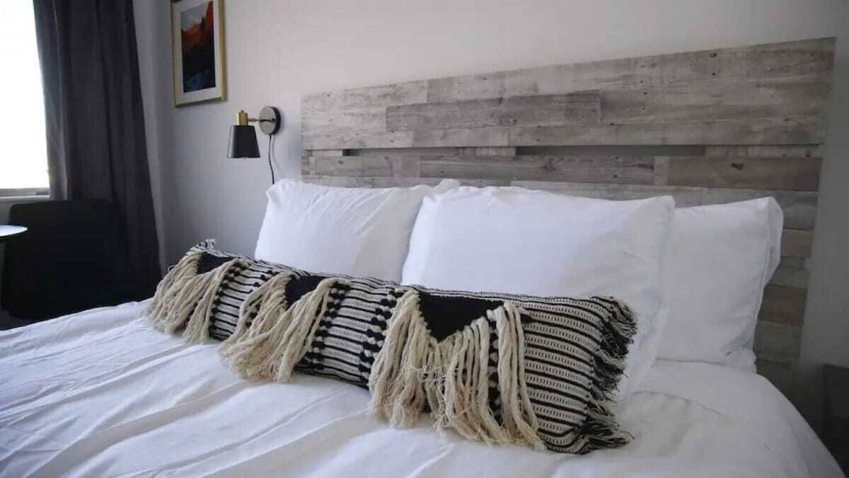 Fillmore Apartment | Fillmore Lodge: Bright Queen Room, Lowest Price!