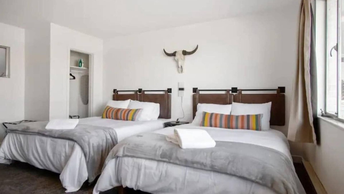 Fillmore Apartment | Fillmore Lodge: Comfortable 2 Double Queens Room