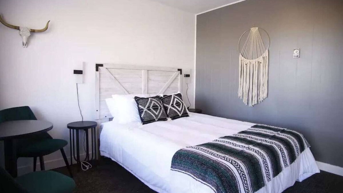 Fillmore Apartment | Fillmore Lodge: Discounted Cheerful Queen Room