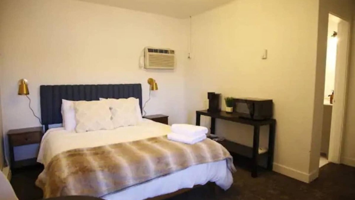 Fillmore Apartment | Fillmore Lodge: Lowest Price - Comfy Queen Room