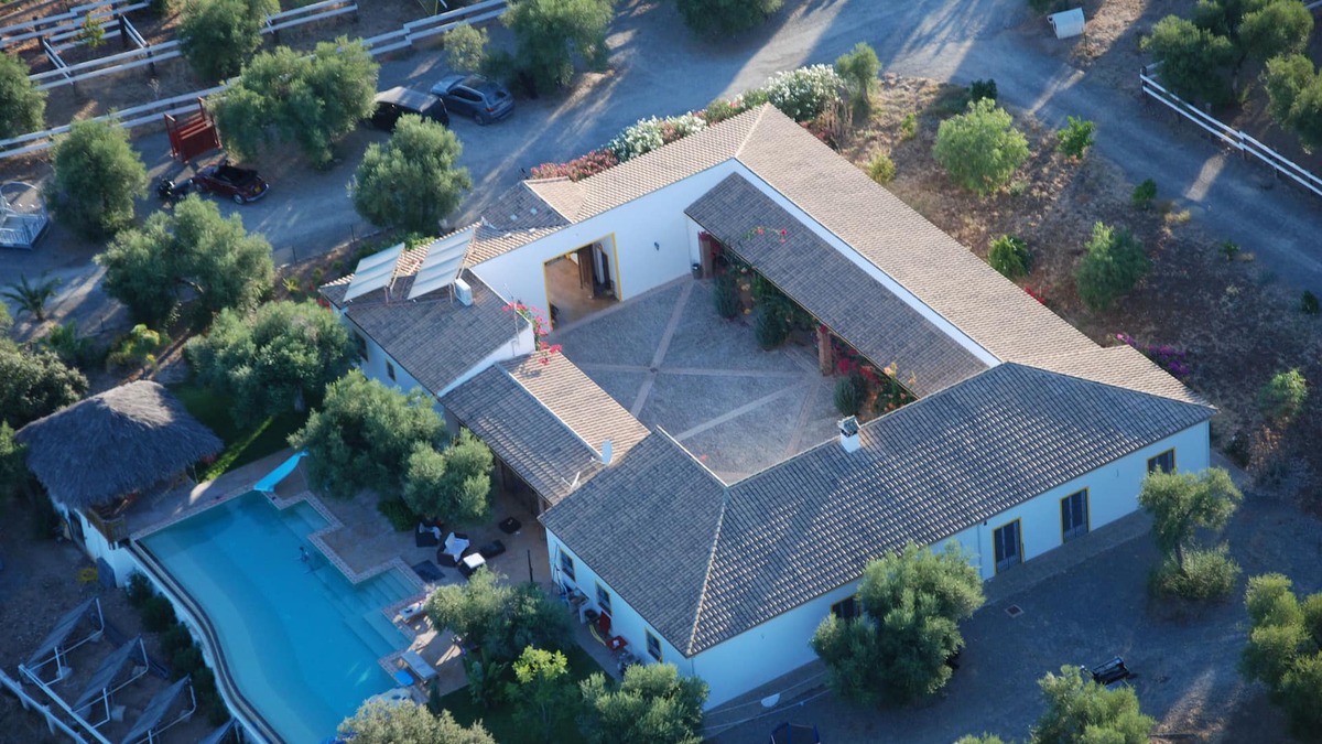 Villamartin Villa | FINCA LAS GATERASn6-BEDROOM VILLA WITH PATIO AND LARGE INFINITY POOL