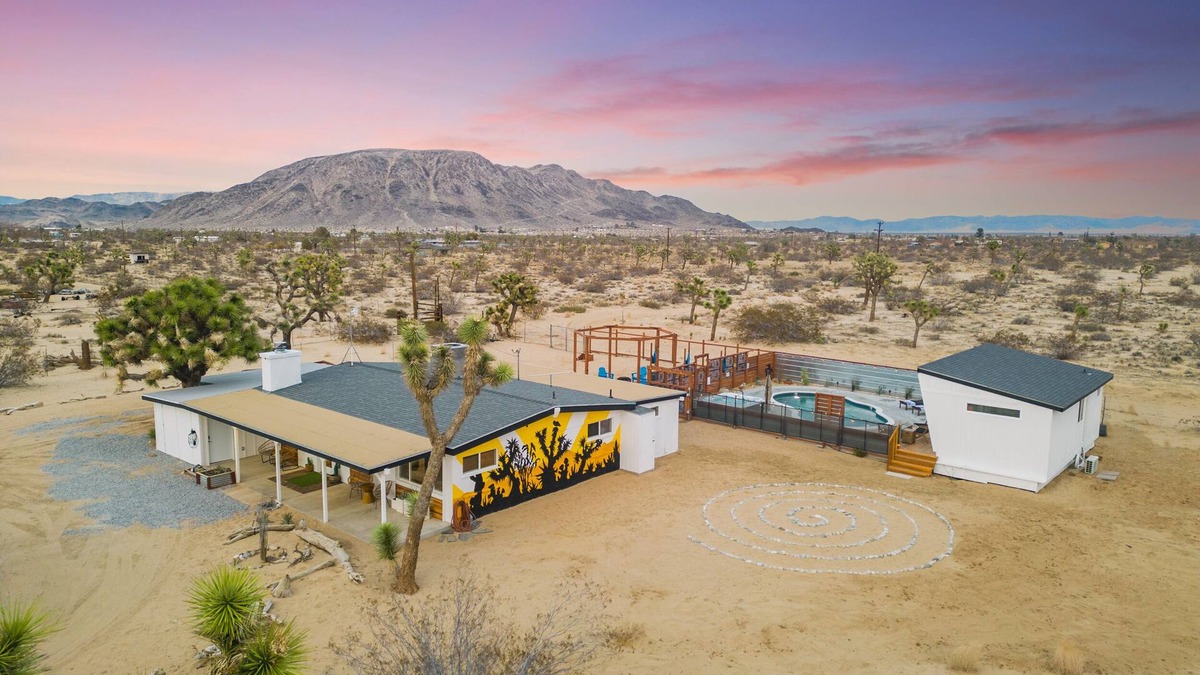 Landers House | FINCA TECOLOTE Retreat/Pool and Spa on 5 Acres surrounded by Joshua Trees