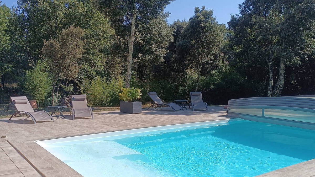 Saint-Martin-de-Londres Apartment | Finches Nest - Self-contained apartment for two with swimming pool and jacuzzi!