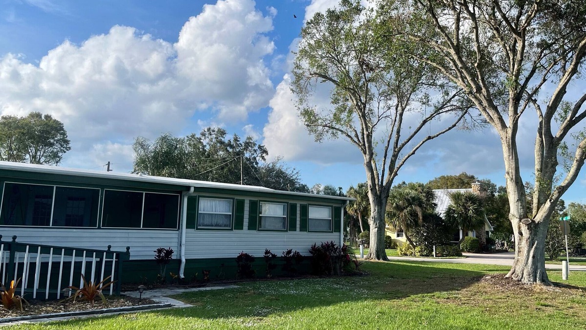 Taylor Creek House | Find serenity at this family-sized Lake Okeechobee home.