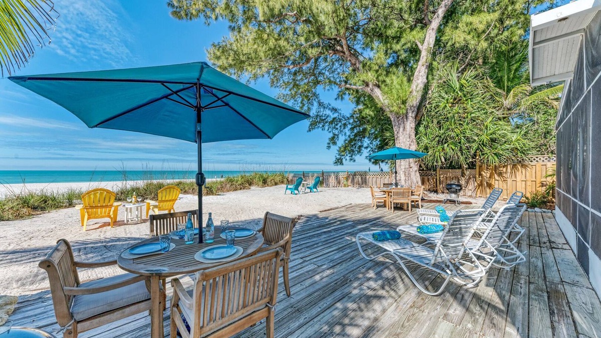 Ilexhurst House | Fins to the Left: Gulf of Mexico! On Beach!