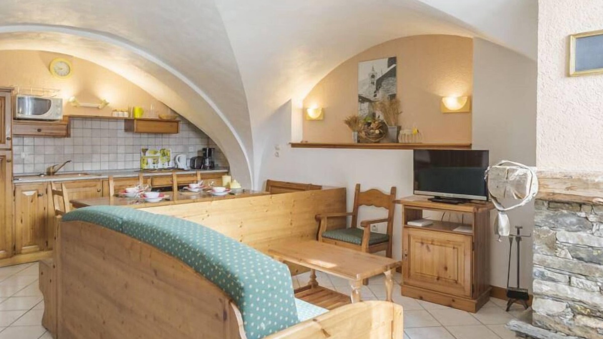 Saint-Marcel Apartment | Fireplace or stove, parking, tv, ski locker, 60m², Saint Martin de Belleville
