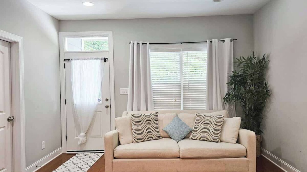Chapel Hill Apartment | Fire Pit - 4 Min from UNC - 7 Min from Carrboro - Fast Wi-Fi