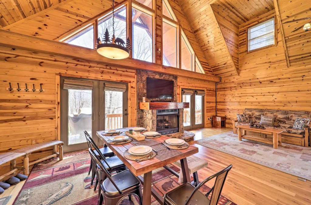 Burnsville House | Fire Pit and Views Picturesque Cabin in Burnsville!