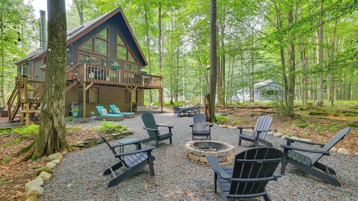 Thornhurst Cabin | Fire Pit & Grill: 'Woodside Nest' in Pocono Lake!