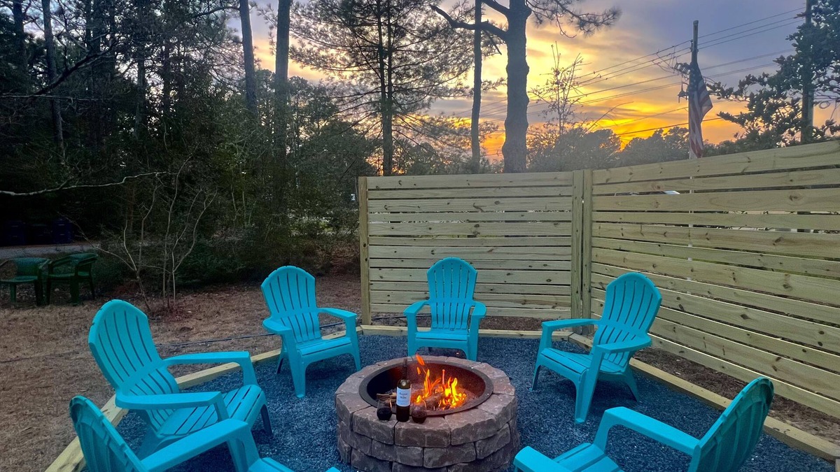 Southern Pines House | Fire Pit- Pool Table- 8 Beds- Midway House