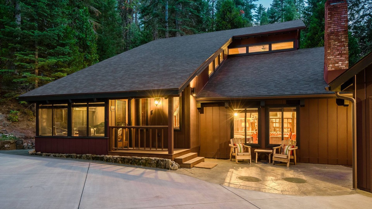 Fish Camp Cabin | Firefall Lodge - 2 miles from Yosemite National Park!