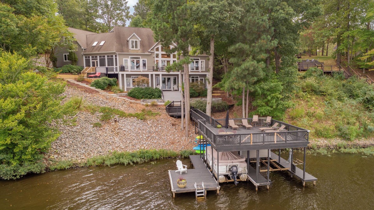 Wise House | Firefly Bay - Amazing Views, Hot Tub, Main Lake, Pet Friendly