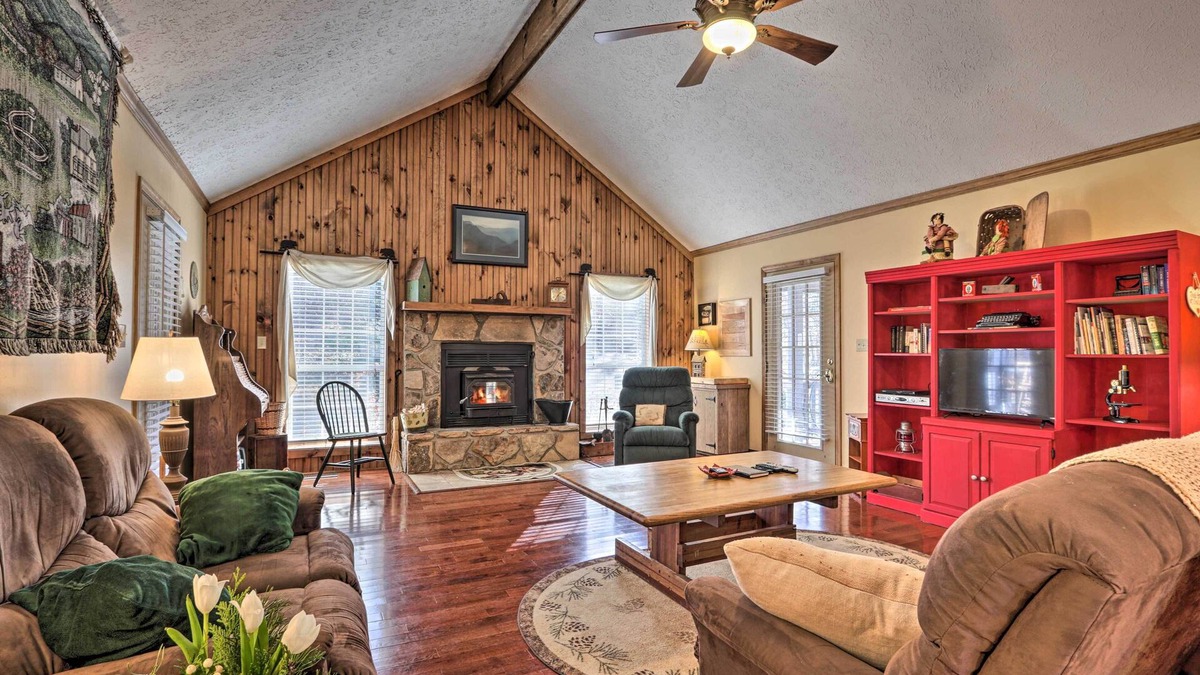 Wears Valley Cabin | ‘Firefly Cove’ - 3 Mi to Parkway & National Park!