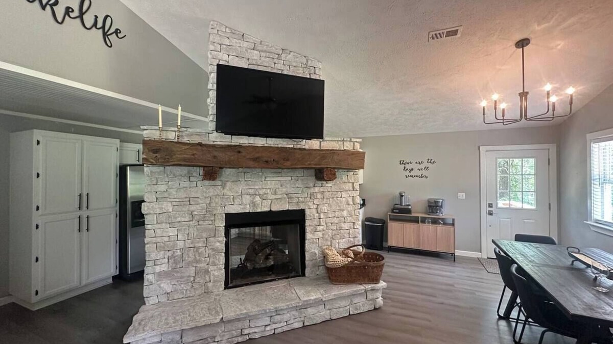 Isabella House | Fireplace Lodge - 1 mile from Golf Course & 5 mins from the lake!