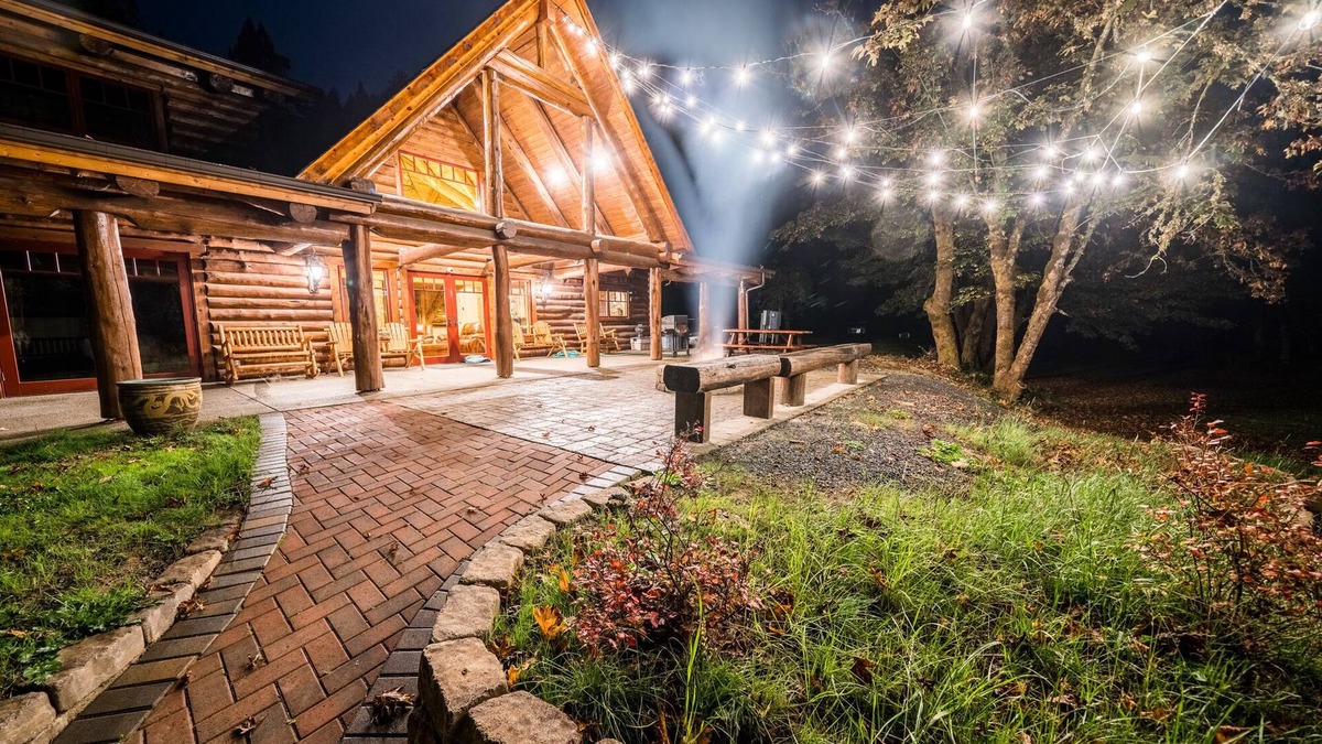 Roseburg Cabin | Firewater Lodge Cabin Experience