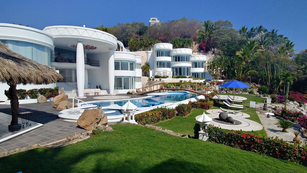 La Punta House | First Class Executive Retreat, Staff of Five, Sleeps up to 12