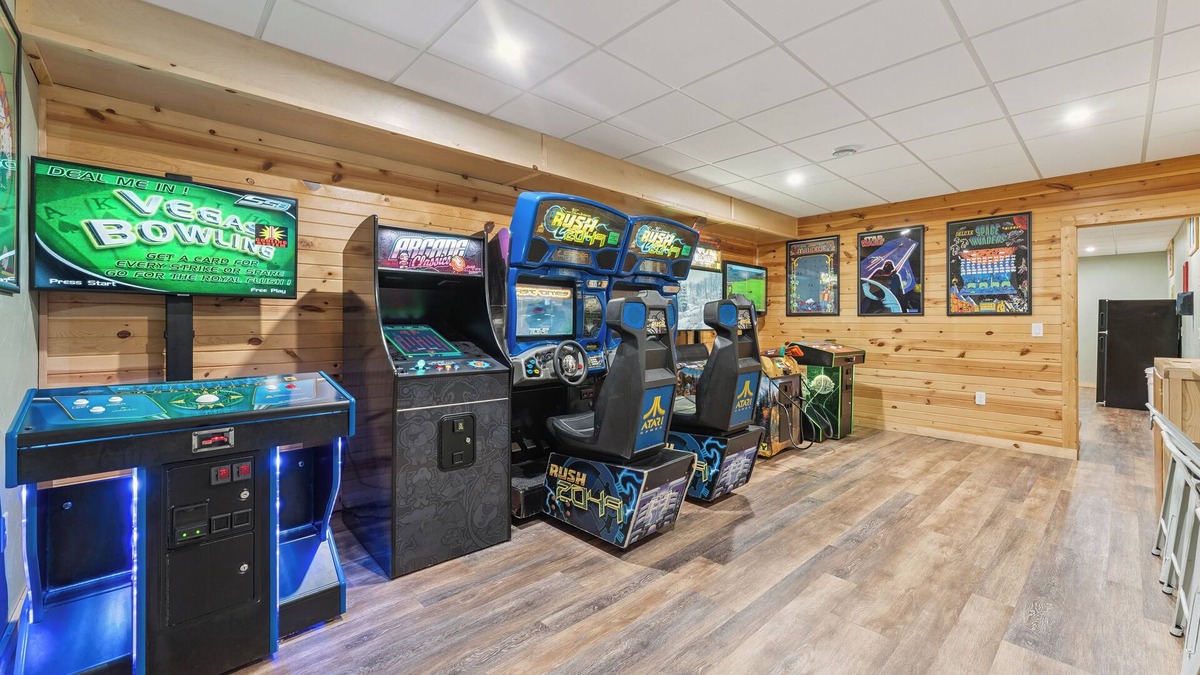 Spring Brook House | FIRST CLASS" BIG MOMMA"- 19 Person home with Arcade! Family fun!