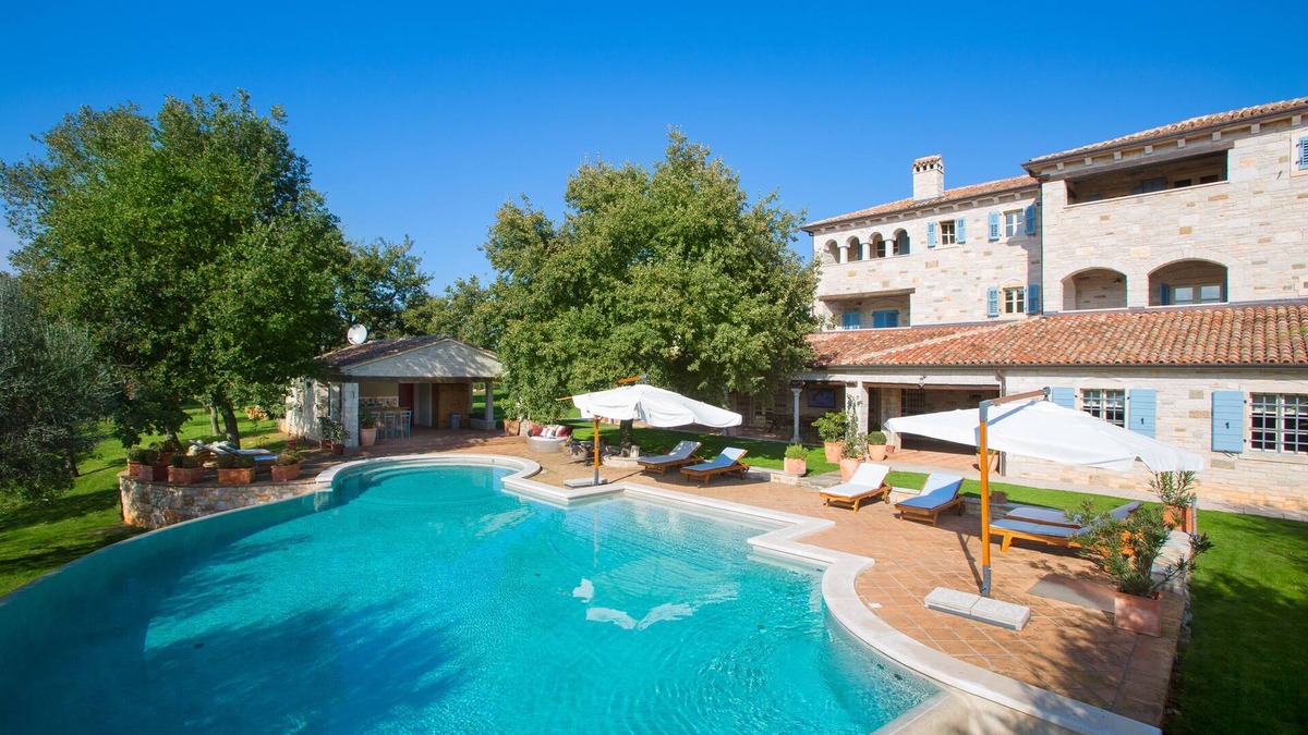 City Center House | First class luxury villa with big pool, 1000sqm living area, 30000 sqm garden