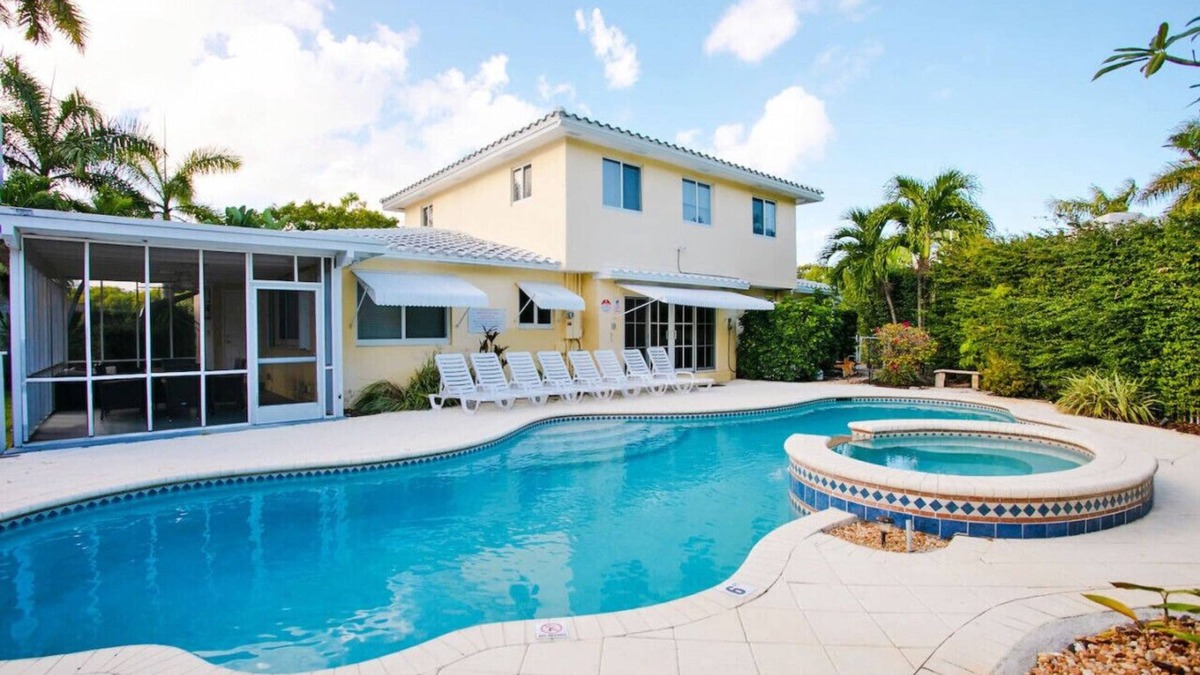 Downtown Hollywood Villa | First-Class Villa in Hollywood Lakes Heated Pool