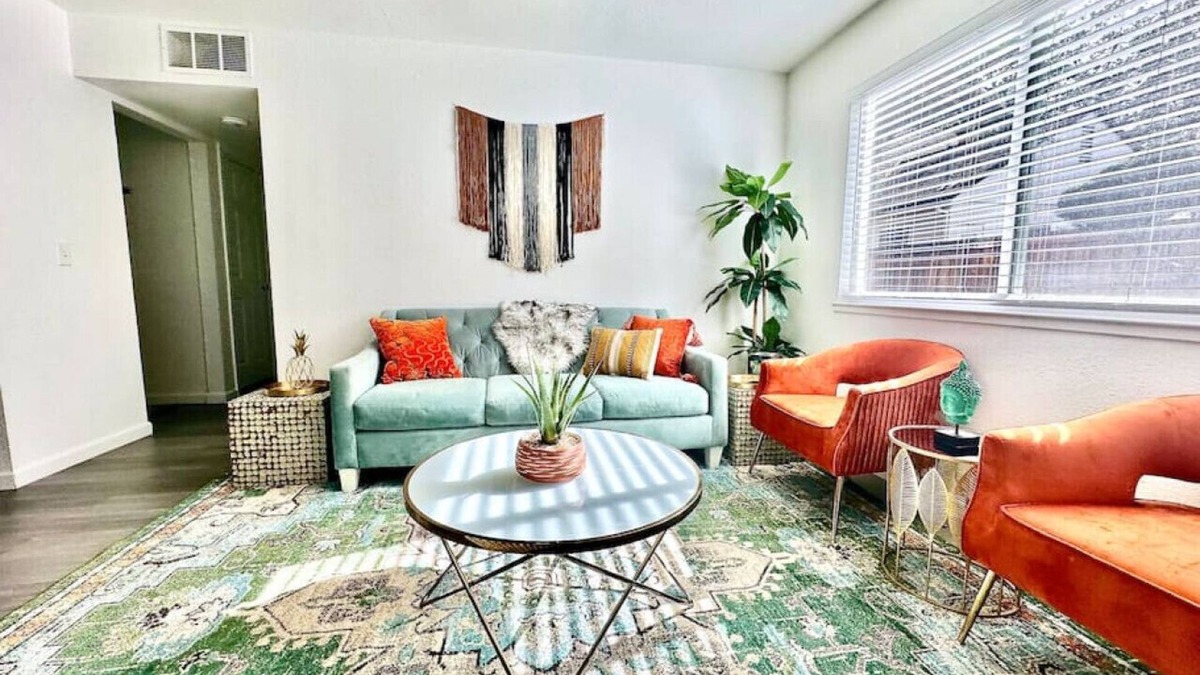 Downtown Sacramento Apartment | First floor gated, central & remodeled apartment