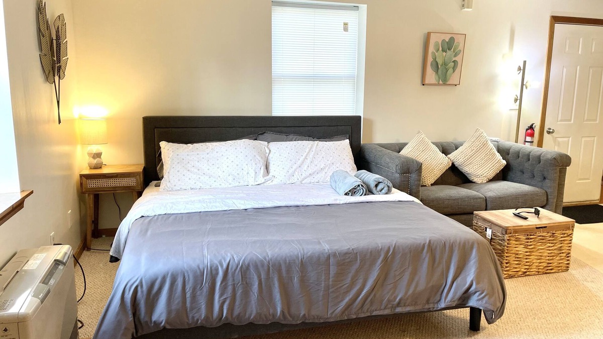 Brunswick Apartment | First Floor Little Cozy Studio with King Size Bed Downtown