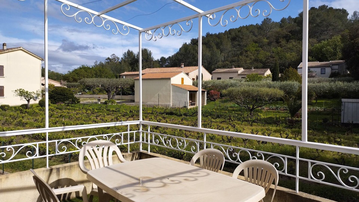 Pierrefeu-du-Var Villa | First floor of house for 4 with swimming pool 20 minutes from the sea