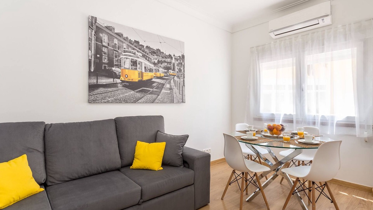 Penha de Franca Apartment | First House Lisbon (Bus on door)