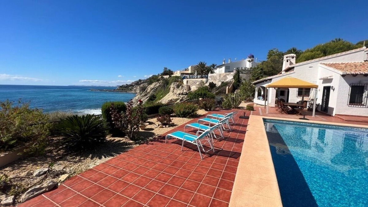 Coveta Fuma Villa | First Line Villa Seafront With Private Pool and Direct Access to the Sea!