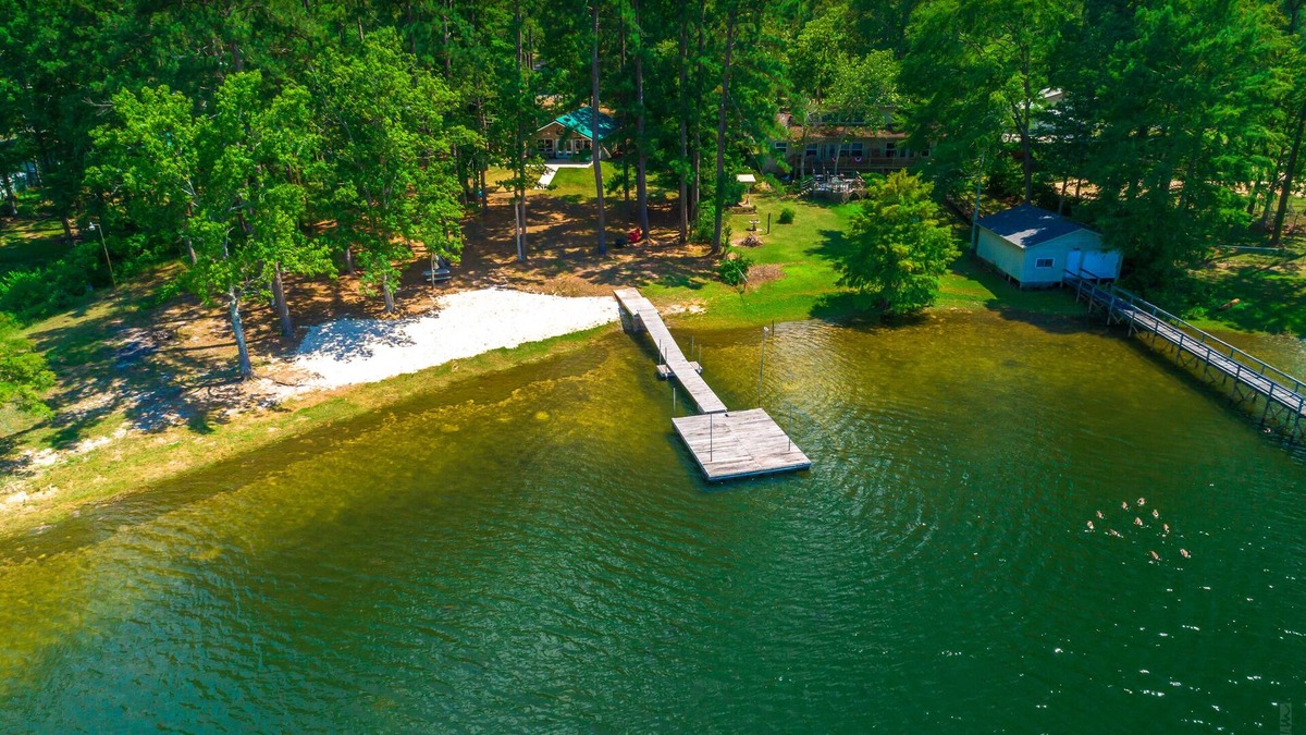 South Toledo Bend House | Fisher's Point Lakefront-South Toledo Bend-Hot Tub Private Beach Sleeps 6 Pets