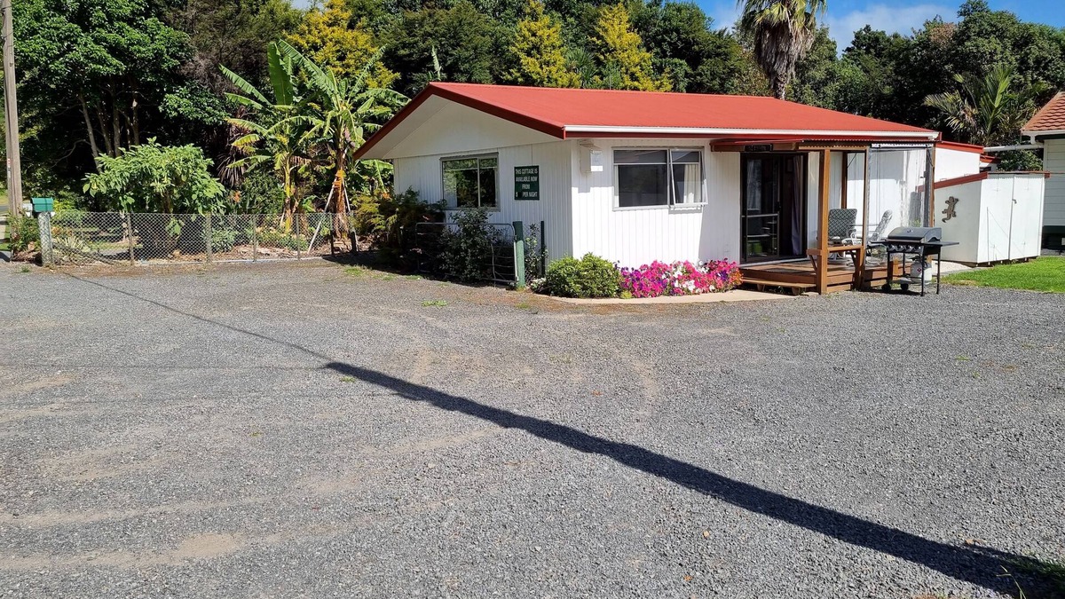 Coromandel Cottage | Fisherman/Family/Friends - Close to Beach & Township. Wi-Fi & Sky TV with Sports