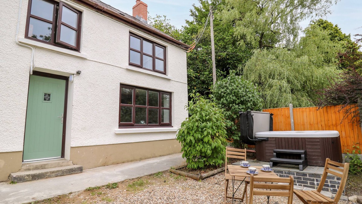 Llandysul Cottage | FISHERMAN'S COTTAGE, pet friendly, with hot tub in Llandysul