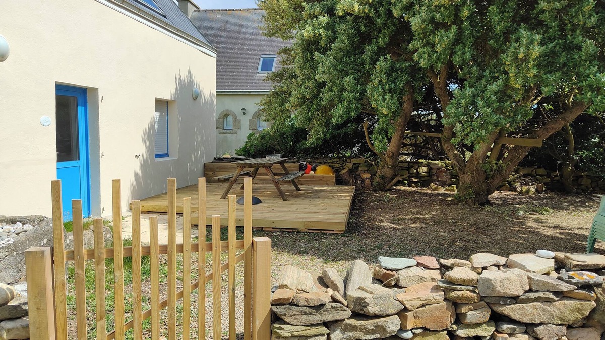 Plozevet House | Fisherman's House direct access to the sea from the garden