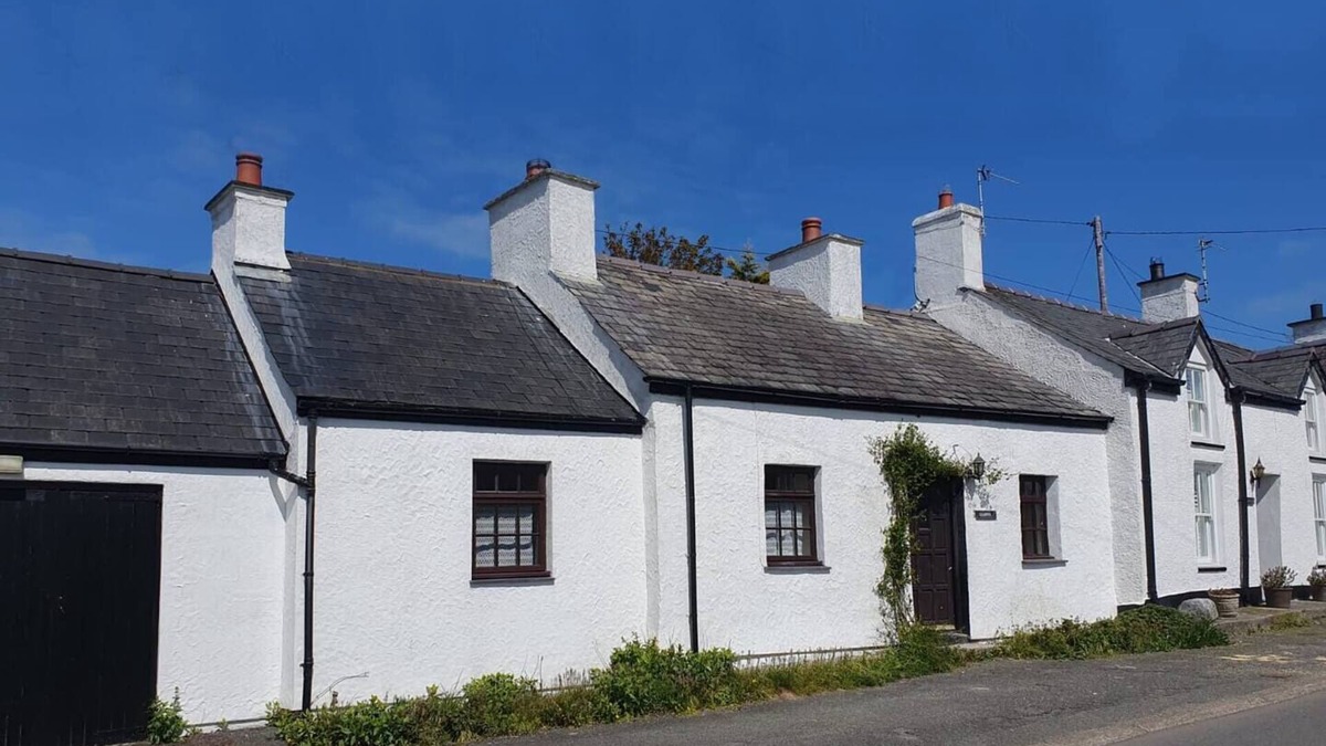 Llaneilian Cottage | Fisherman’s Cottage by the Beach and Lighthouse