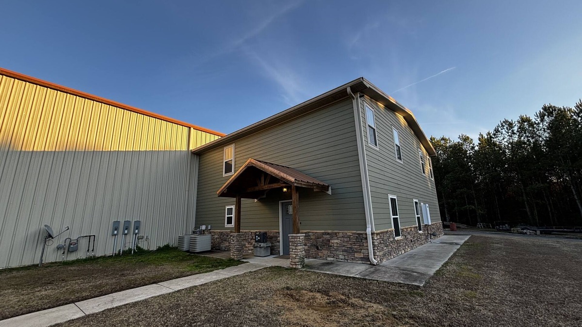 Guntersville House | FISHERMAN’S PARADISE - indoor heated & cool parking for trucks and boatsnnn