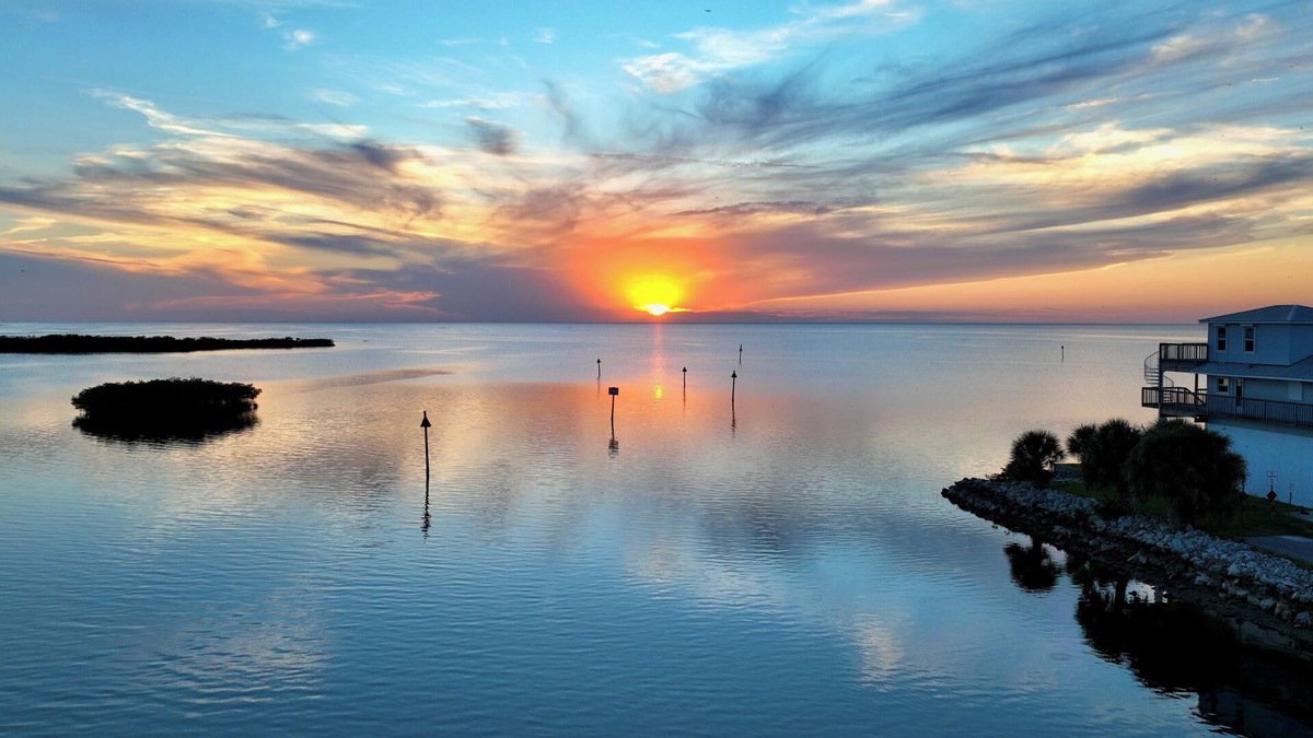 Aripeka House | Fisherman’s Paradise With Dock, Amazing Views with Dolphins and Manatees!