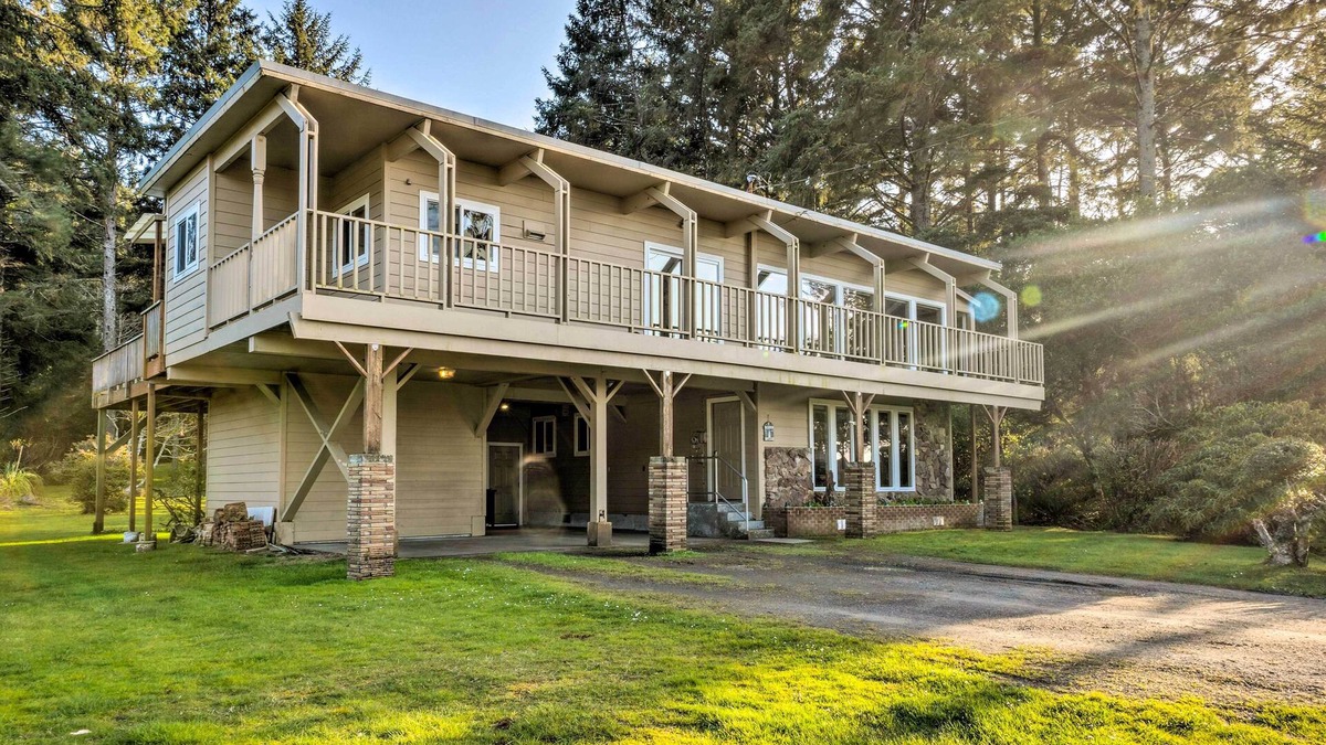 Coos Bay House | Fishermen's Paradise in Coos Bay: Walk to Beach!