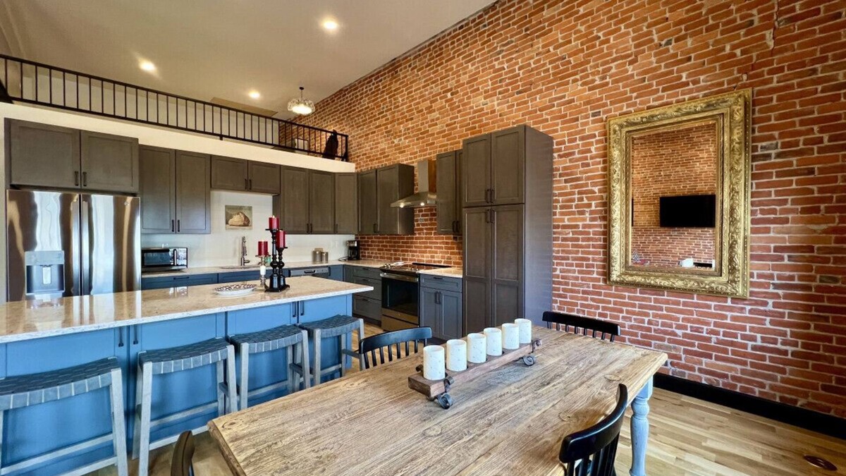 Baker City Apartment | Fishers Loft A - New! Gorgeous! Downtown!