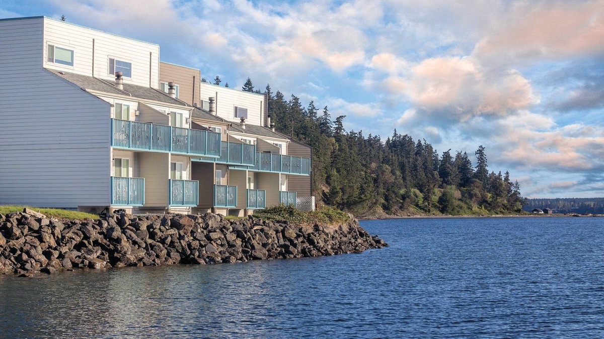 Adelma Beach Resort | Fishing·Golfing·Kayaking·Skiing·Art Galleries·Antique shops·Shopping !