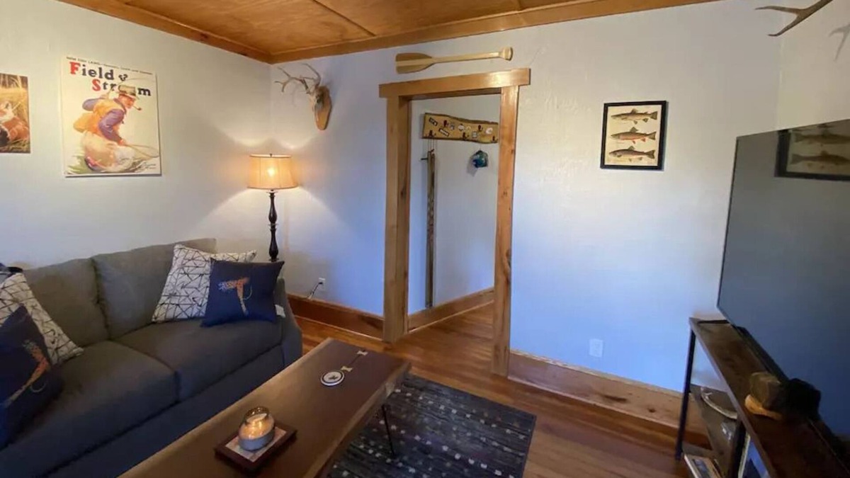 Bassett House | FISHING, KAYAKING, BOATING, PET-FRIENDLY LODGE ON SMITH RIVER