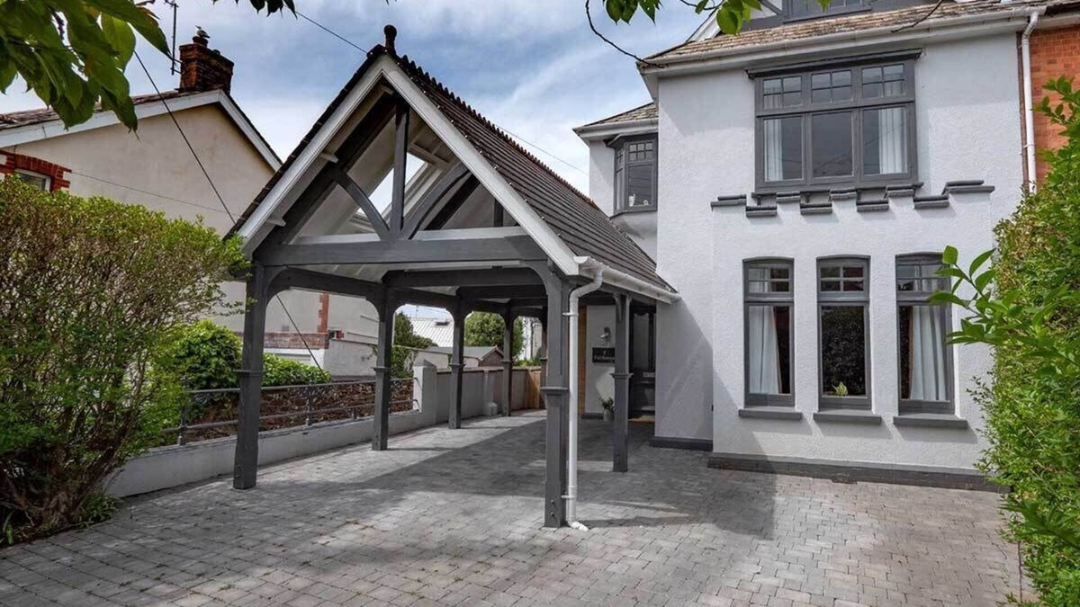 Bude House | Five mins walk to beach - 4 bed luxury holiday home located within heart of Bude