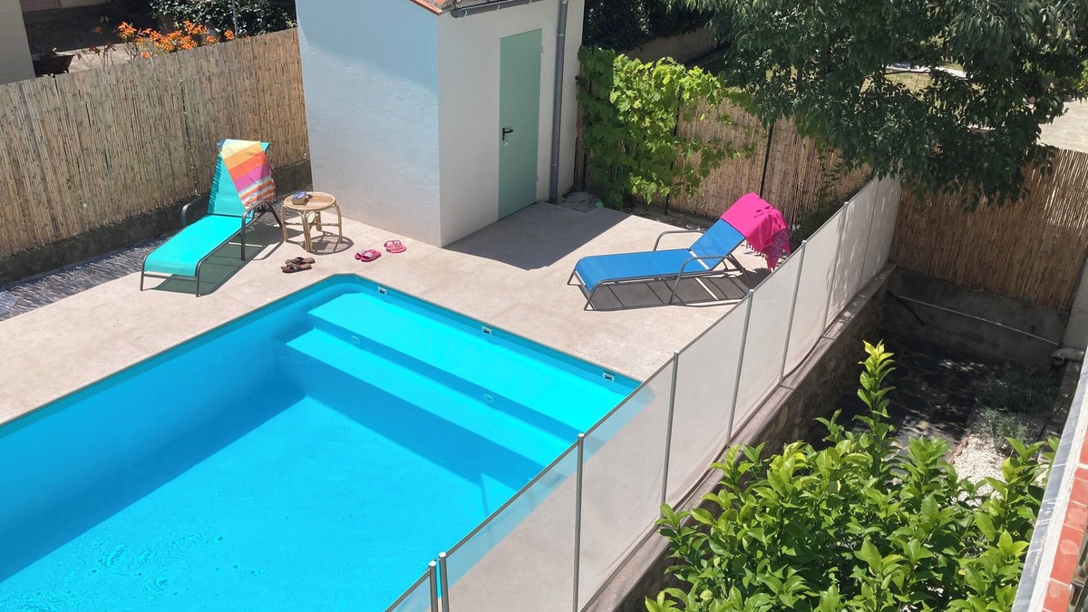 Prades House | Five mins walk to center square, pool, bbq, Wifi