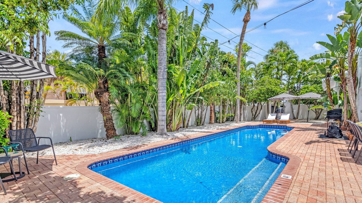 Saint Armands Key House | Five Palms-Indulge in a Stunning Lido Key Retreat with Private Pool, Firepit, and Steps to the Beach