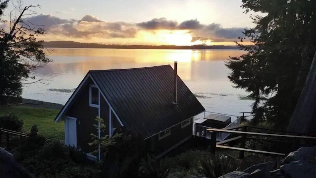Lakebay Cottage | Five Peaks Cottage Beach HotTub Kayaks Treehouse