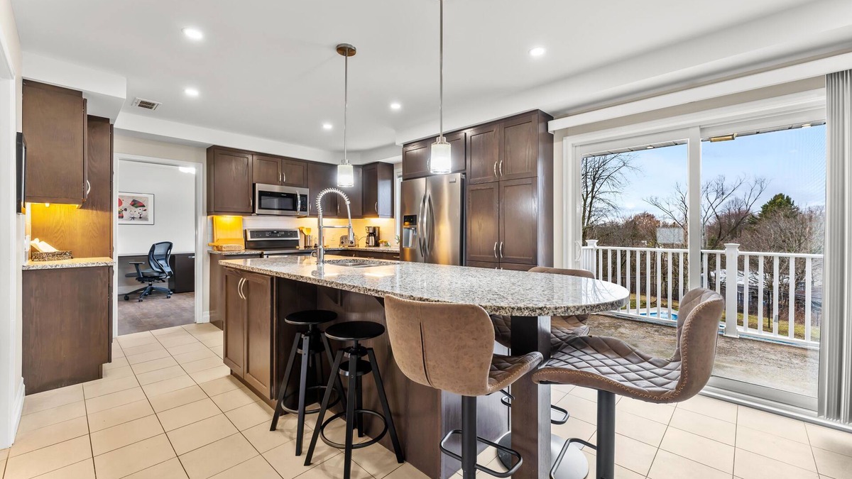 Kingston House | Five star equipped 4 bd, huge lot, woods/trails close to lake, downtown/Queen's
