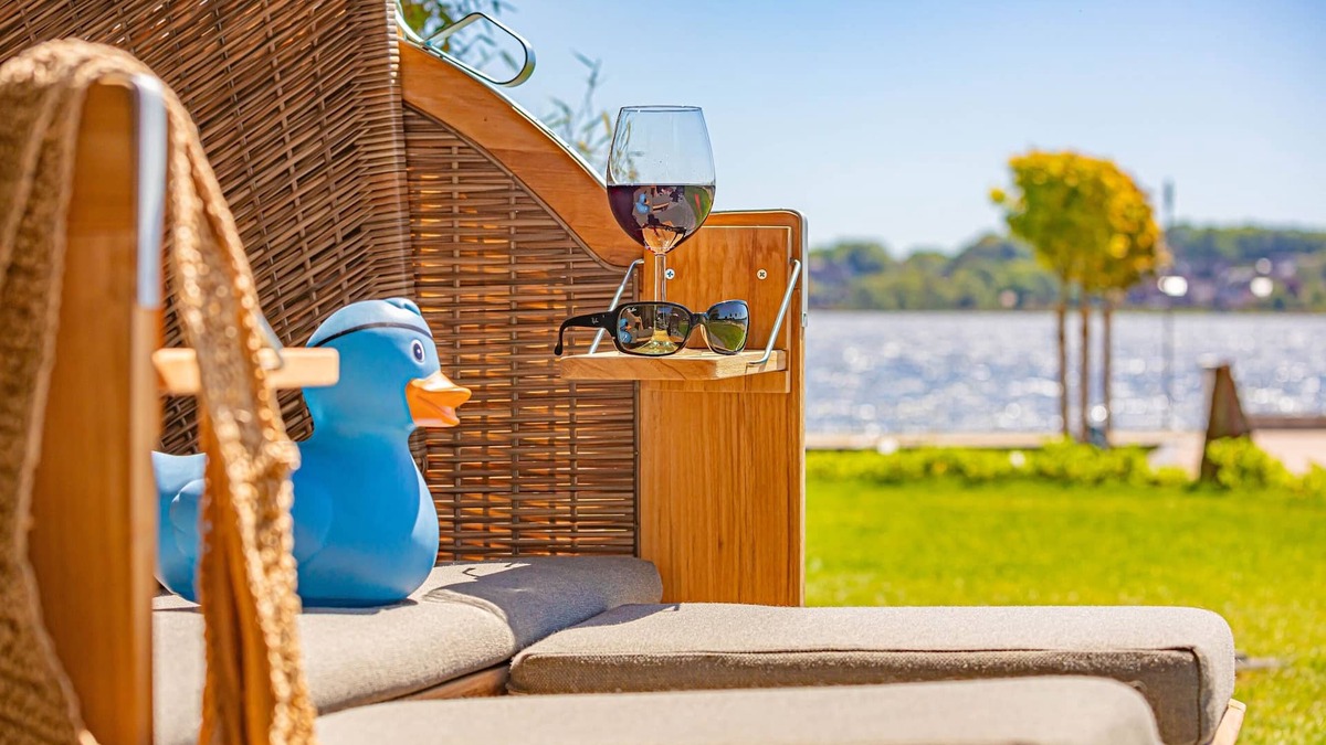 Schleswig Apartment | Fjord berth 2 - underfloor heating, shower, terrace, garden furniture, beach chair