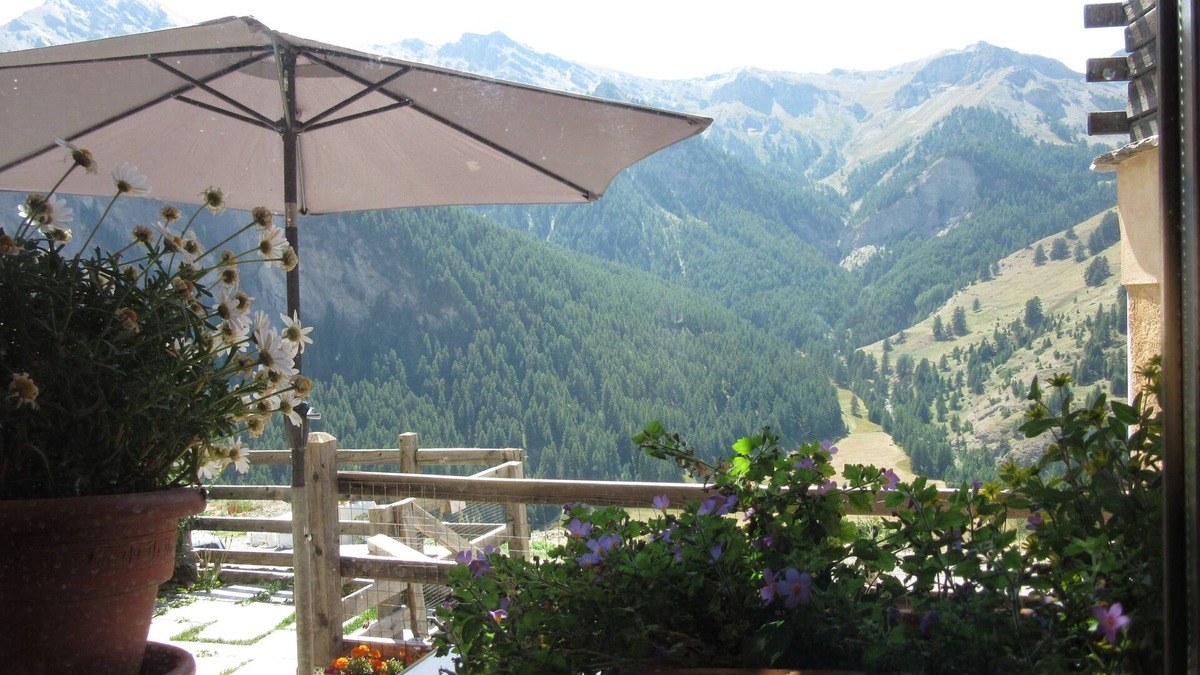 Saint-Veran Apartment | Flat 30m ² 2 people full south with terrace. at 2040 meters.