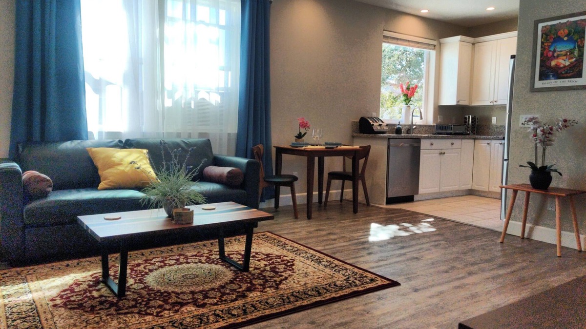 Petaluma House | Flat at the Cork Oak · Sunny, central, quiet flat + yard