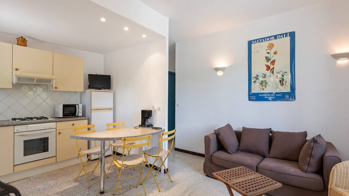 Meze Apartment | Flat in a beautiful building with pool